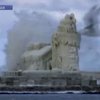 Маяк превратился в ледяное произведение искусства