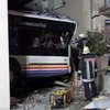 В Германии автобус врезался в жилой дом