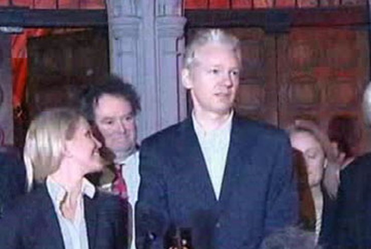 В Лондоне освободили основателя сайта Wikileaks
