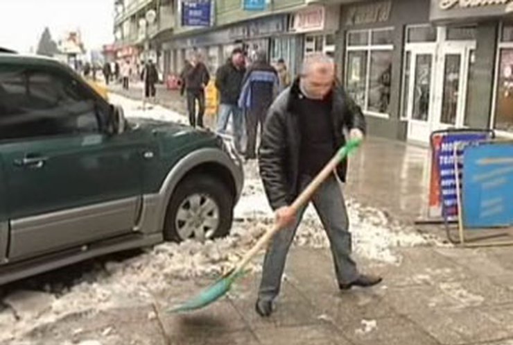 В Ужгороде горожане сами убирают город
