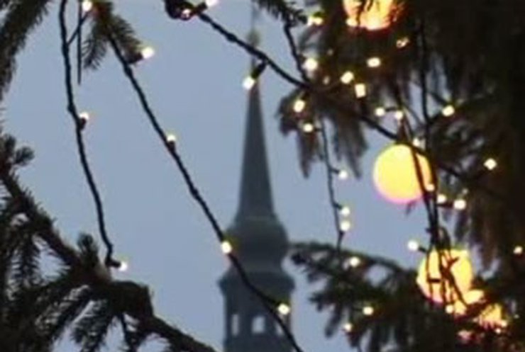 Балтийцы отмечают юбилей новогодней елки