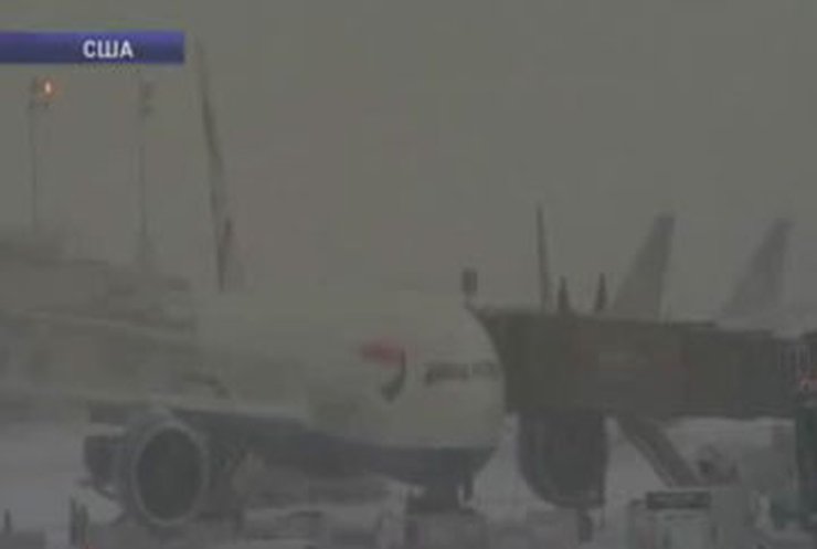 Снегопады парализовали транспортное сообщение на севере США