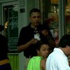 Президент Обама зашел в одно из гавайских кафе, чтобы купить детям мороженое