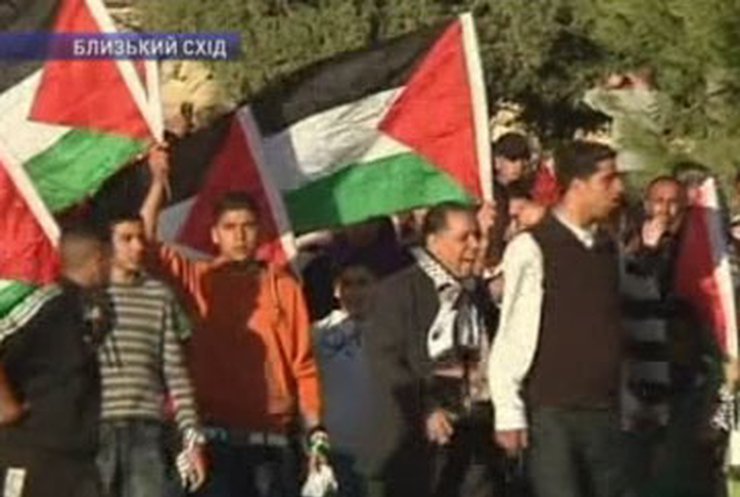 Палестинцы протестуют против стены, установленной Израилем