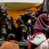 В Боливии люди добираются до работы на военном транспорте