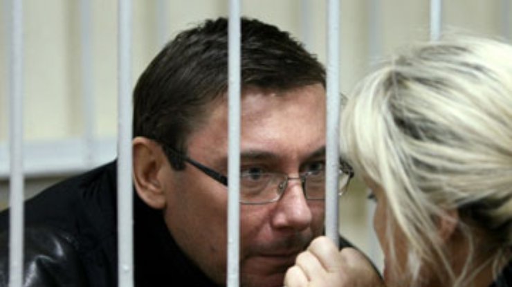 Брат Луценко рассказал, как он помогает заключенному