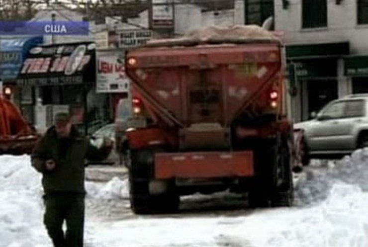 В Нью-Йорке продолжают бороться с сугробами