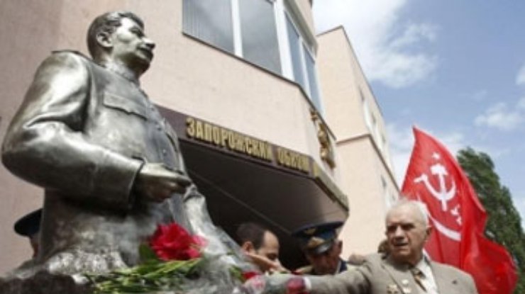 КПУ назвала взрыв памятника Сталину "актом терроризма"