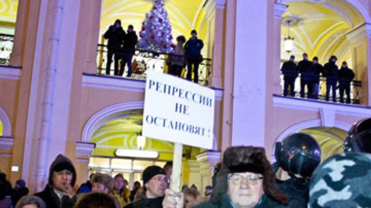 31 декабря в Петербурге люди вышли на улицу с плакатами "Свобода важнее оливье!"