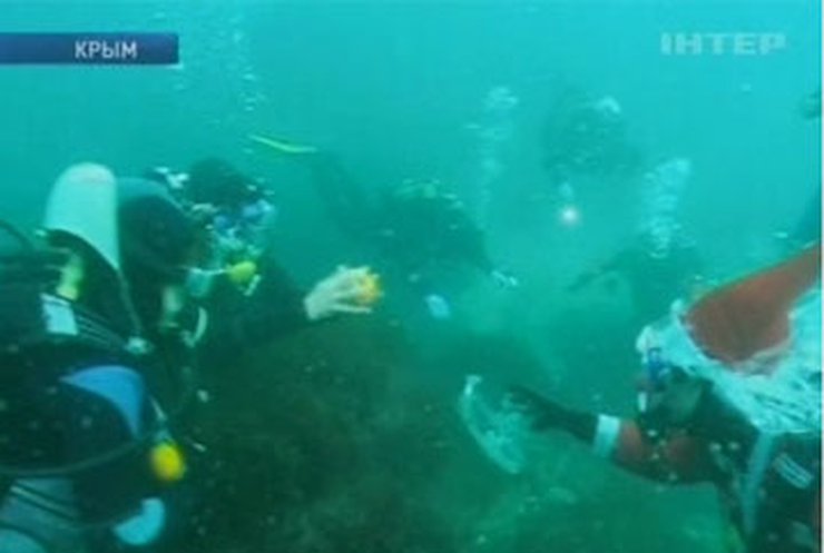 В Крыму дайверы устанавливали елку на глубине 7 метров