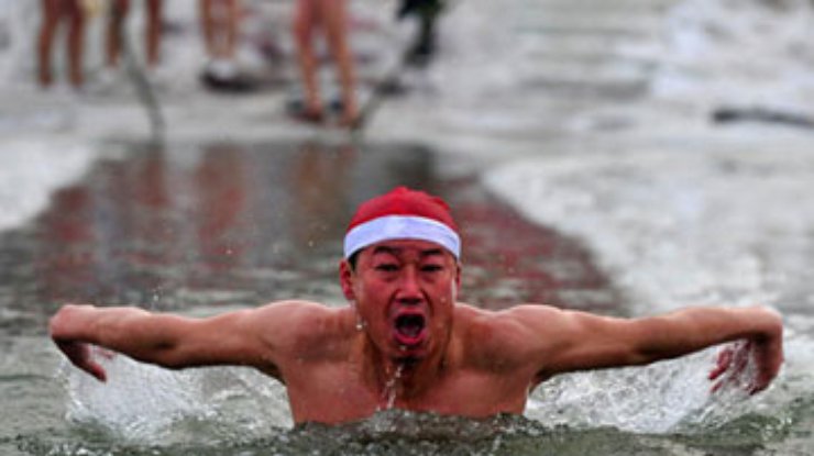 Голый китаец просидел во льду 120 минут