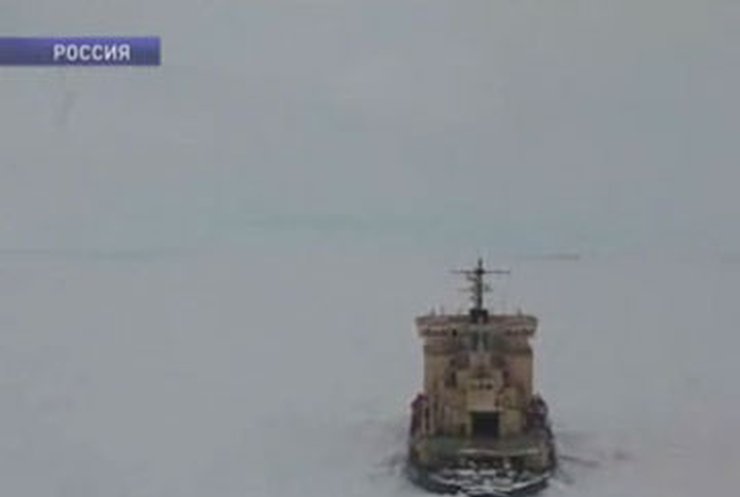 Два судна в Охотском море удалось вызволить из ледяного плена