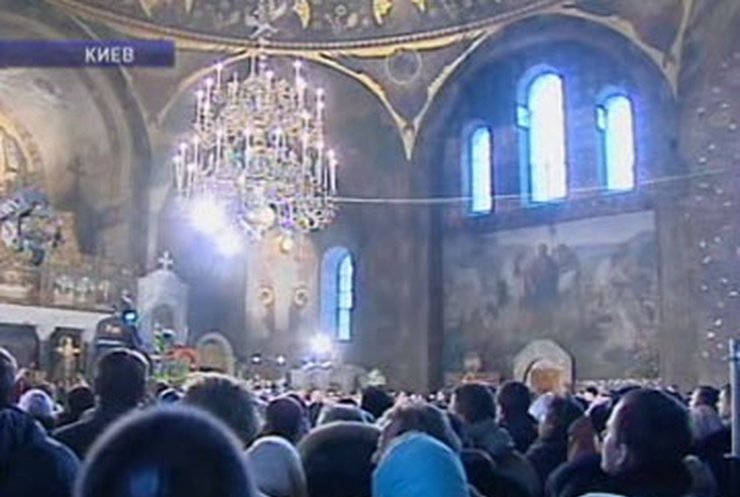 Рождественскую литургию в Киево-Печерской Лавре отслужил митрополит Владимир