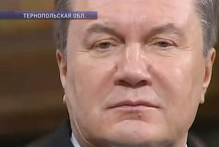 "Подробности" подсмотрели, как Янукович молился в Почаевской Лавре