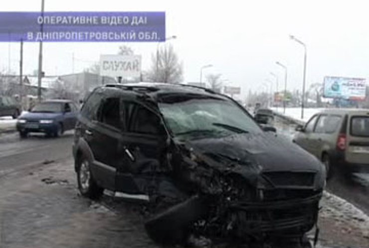 На Днепропетровщине внедорожник столкнулся с пассажирским автобусом