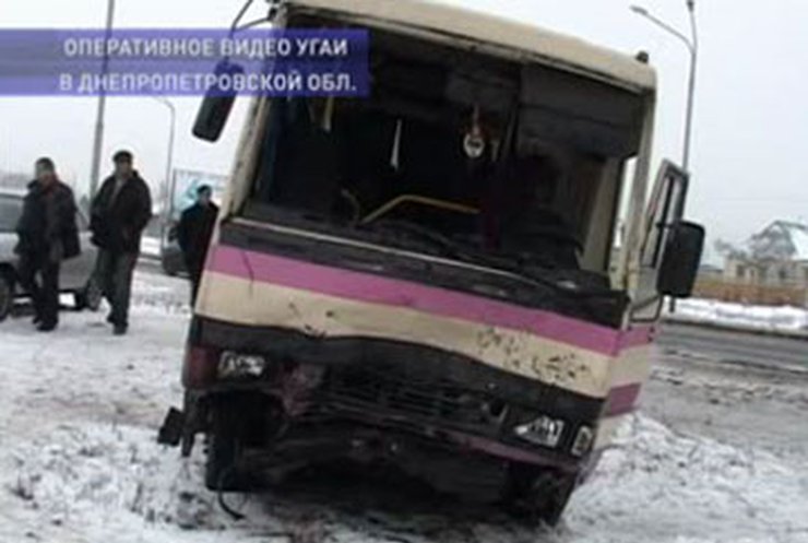 Джип врезался в пассажирский автобус в Павлограде