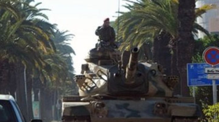 В Тунисе проблемы с продуктами, хрупкий мир берегут танки