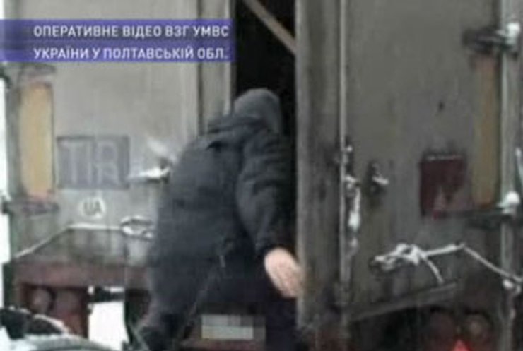 В Полтавской области задержали преступников, грабивших фуры на ходу