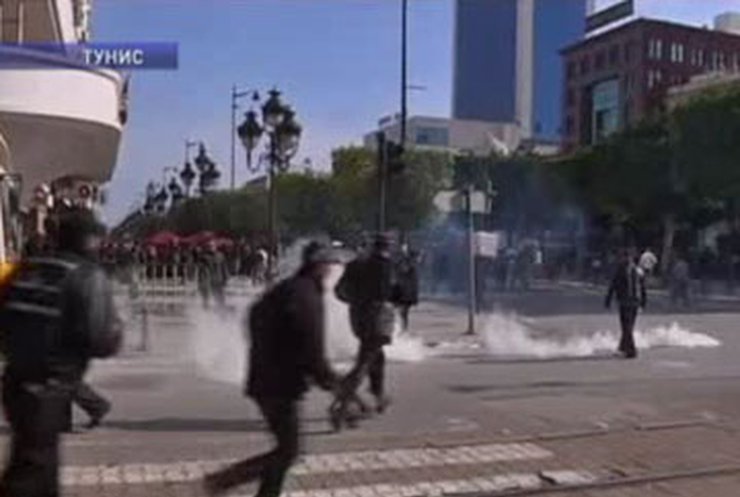 Жители Туниса не прекращают массовые протесты