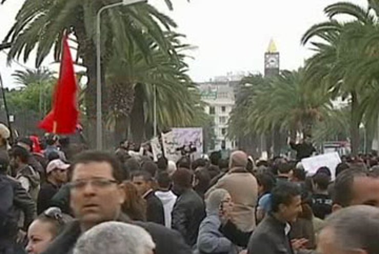 Продолжаются общественные беспорядки в Тунисе