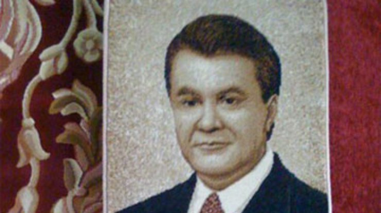 В Житомире на рынке появился коврик с Януковичем