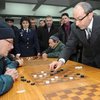 Кернес чуть не проиграл пенсионеру в шашки