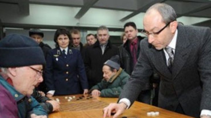 Кернес чуть не проиграл пенсионеру в шашки