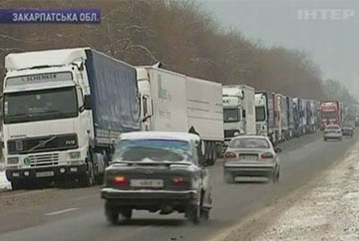 На границе со Словакией и Венгрией образовались длинные очереди