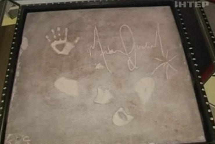 В США найдена бетонная плита с отпечатками рук и ног Майкла Джексона