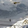 Швейцарец прошел по проводу на высоте трех километров