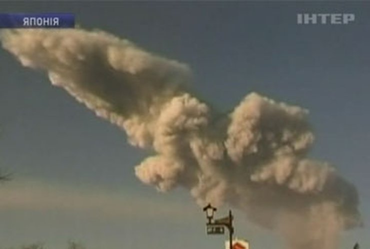 На юге Японии продолжается извержение вулкана Шимое