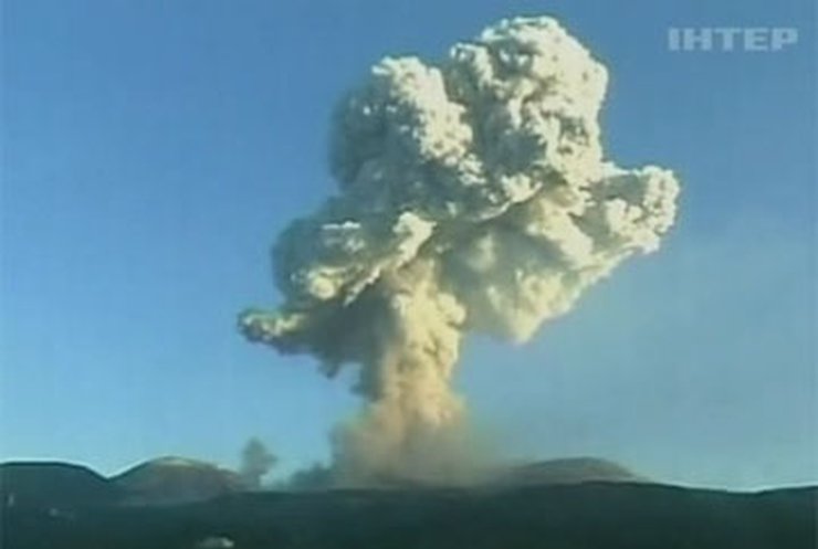 В Японии продолжается извержение вулкана Симмое