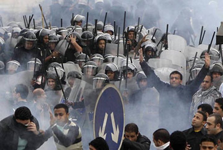 Сторонники Мубарака напали на митингующих египтян