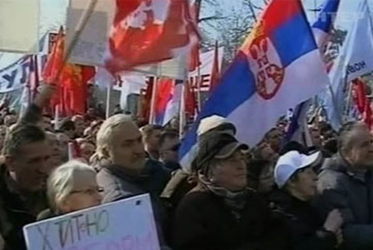 Сербы вышли на улицы Белграда
