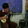 Боливийский мастер делает музыкальные инструменты из бумаги