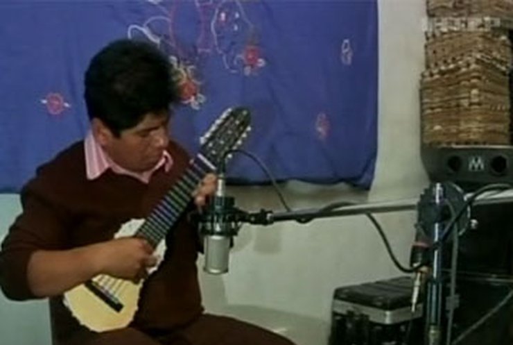 Боливийский мастер делает музыкальные инструменты из бумаги