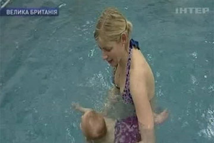 В Европе становятся популярными уроки плавания для младенцев