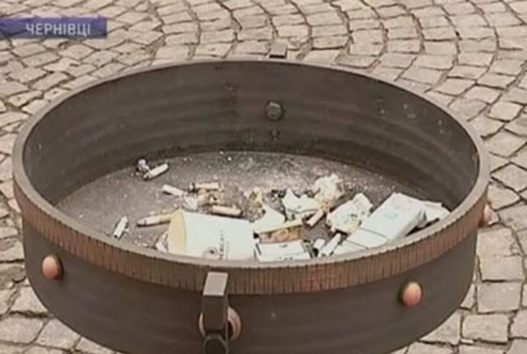 В центре Черновцов установили дизайнерские пепельницы