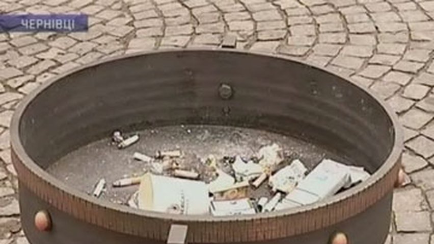 В центре Черновцов установили дизайнерские пепельницы