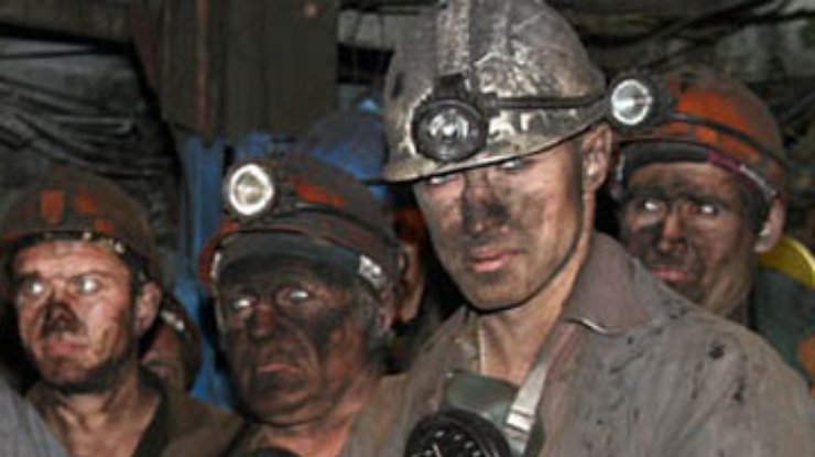 Голодные шахтерские жены штурмуют Донецкую облгосадминистрацию