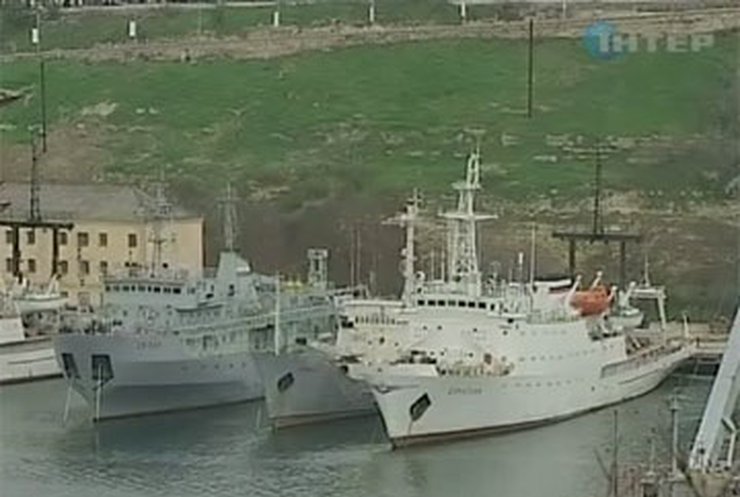 Из-за шторма в Севастополе приостановлено движение морского транспорта