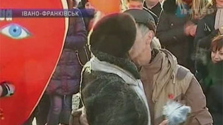 В Ивано-Франковске создали "цепь поцелуев"