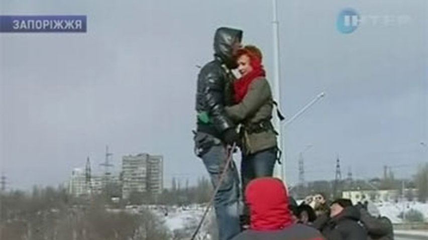 В Запорожье влюблённые прыгают с 42-метрового моста