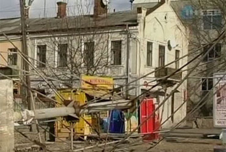 В Коломые бил-борд упал на пожилую женщину