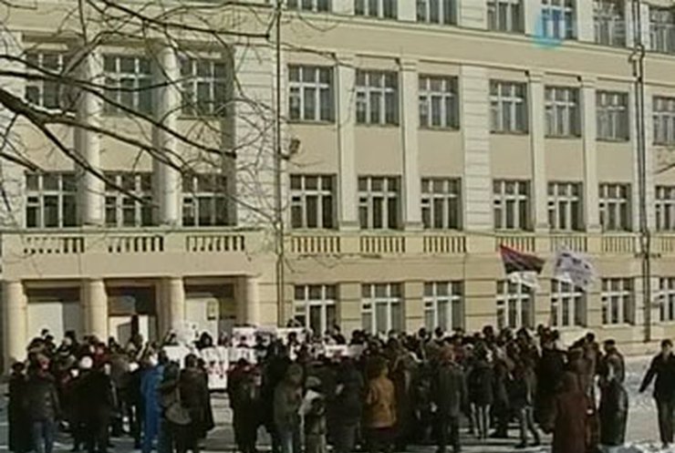 Жители Донецка протестуют против закрытия школ