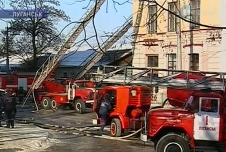 В Луганске почти полностью сгорело здание поликлиники