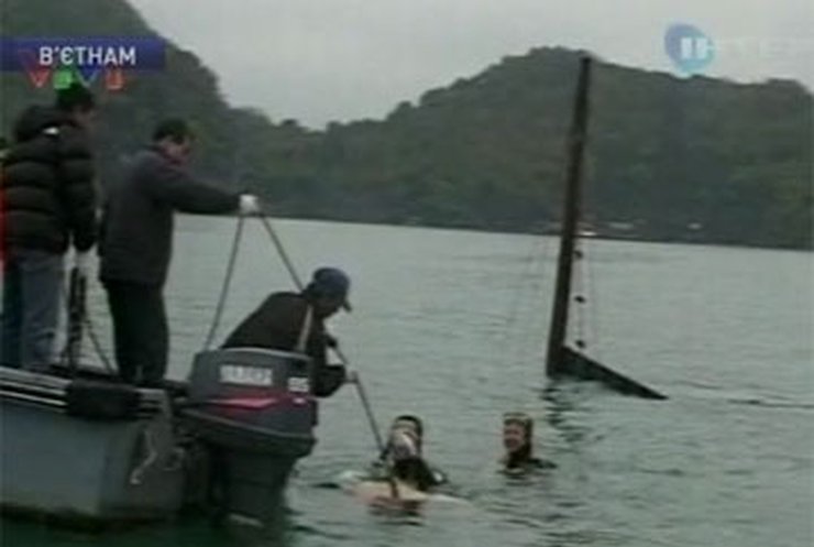Туристический катер затонул во Вьетнаме: 12 людей погибло