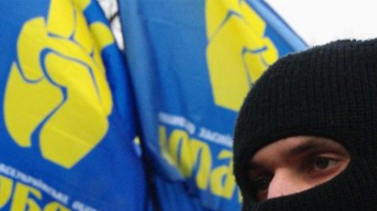 Лидеров закарпатской "Свободы" арестовали за поджог памятника