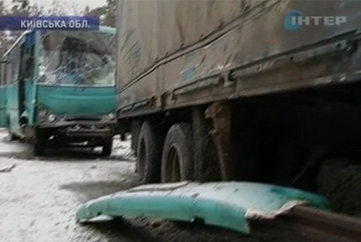 Под Киевом маршрутка столкнулась с грузовиком