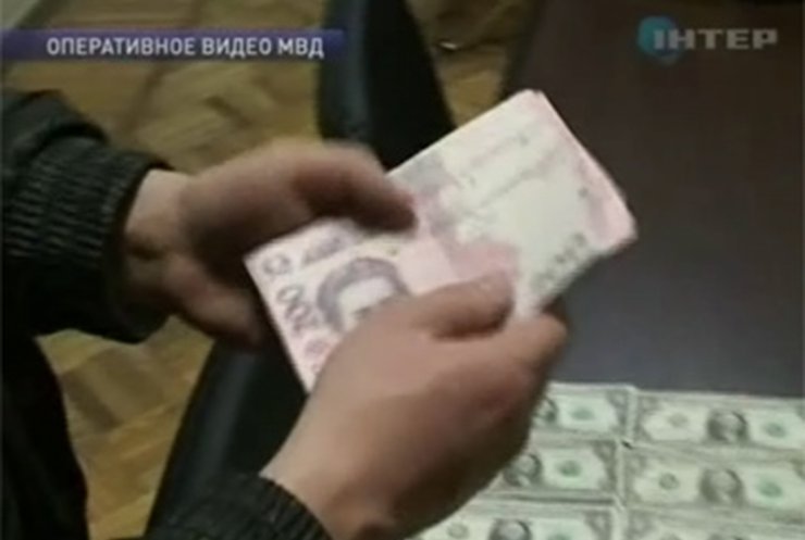 Двух чиновников налоговой поймали на взятке в 80 тысяч гривен
